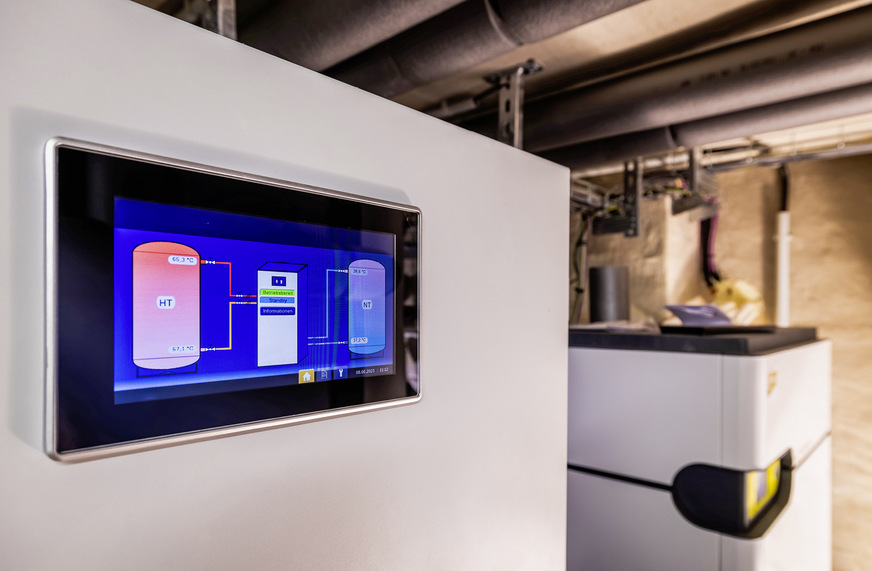 Die eXergiemaschine (links) sorgt für einen Temperaturhub von etwa 35 oder 40 °C auf über 60 °C und entlastet so die Wärmepumpe.