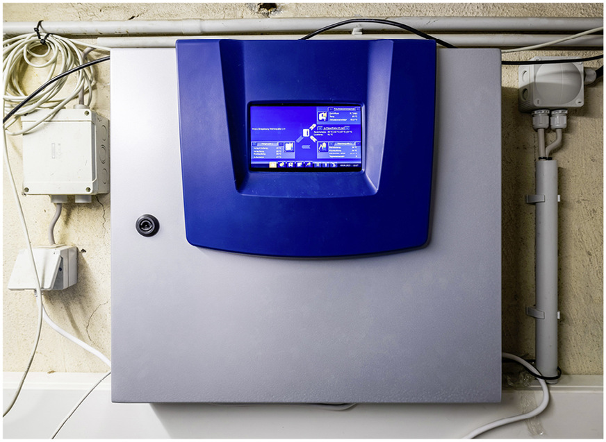 Der varmeco-Systemregler VarCon380 steuert das Wärmemanagement und ermöglicht den Fernzugriff auf die Betriebsdaten und auf historische Werte.