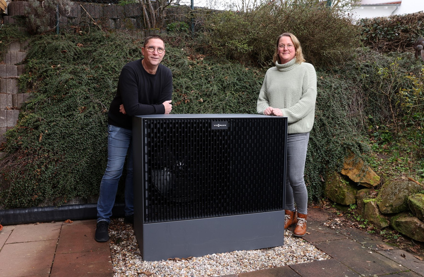 Andreas Scholz und Anna Spengler, die vom Friendly-User-Test Gebrauch machten. Seit Ende Februar heizen sie ihr Haus in Bad Nauheim mit einer Luft-Wasser-Wärmepumpe von Viessmann.