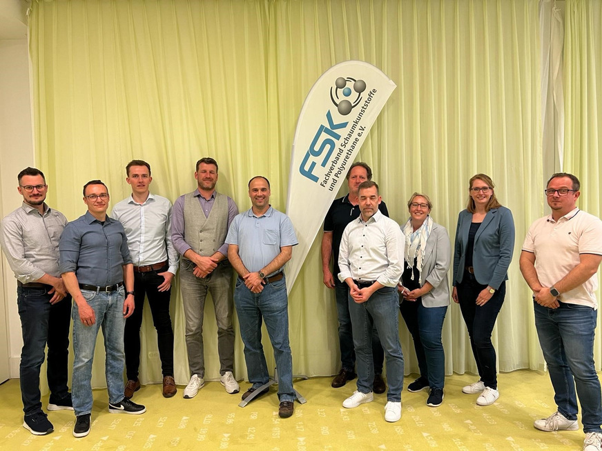Fachgruppe Dämmstoffe mit den Sprechern Bernhard Radinger, Steinbacher Dämmstoff GmbH (links) und Daniel Graba, BBQS GmbH (rechts) und FSK-Geschäftsführer Klaus Junginger (6.v.r.)