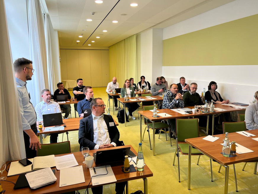 Teilnehmer des Fachtags Dämmstoffe folgten den Vorträgen und dem fachlichen Austausch im Plenum.