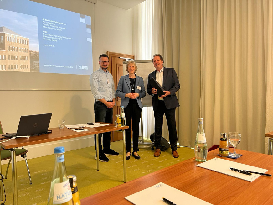 FSK-Geschäftsführer Klaus Junginger (rechts) und Fachgruppensprecher Bernhard Radinger, Steinbacher Dämmstoffe GmbH (links) bedankten sich bei allen Vortragenden – im Bild: Kerstin Abend, DIBt (Deutsches Institut für Bautechnik)