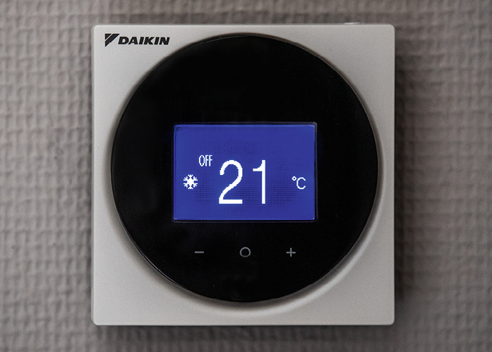 Die Madoka Fernbedienung gibt Information und Warnung.