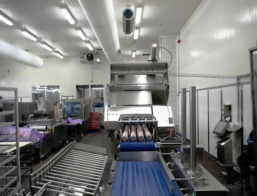 Die Durchlauf-Desinfektionsanlage dekontaminiert besonders empfindliche Slicerprodukte vor dem Entfernen des Kunststoffdarms von außen.