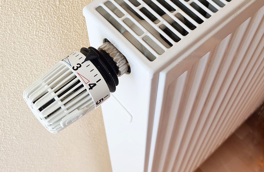 Wird die Wärmeübertragefläche aller Heizkörper ausreichend groß gewählt, kann in der Regel die Vorlauftemperatur gesenkt werden.