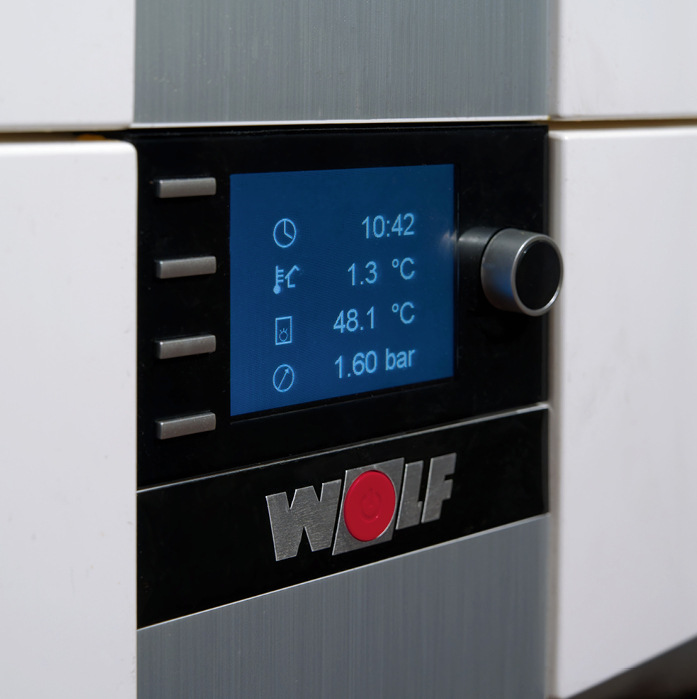 Eine Senkung der Vorlauftemperatur um nur 1 K steigert die Effizienz einer Luft/Wasser-Wärmepumpe um rund 2 bis 2,5 Prozent. Es ist damit wirtschaftlich und klimafreundlich, mit einer verringerten Vorlauftemperatur bis maximal 55 °C zu heizen.