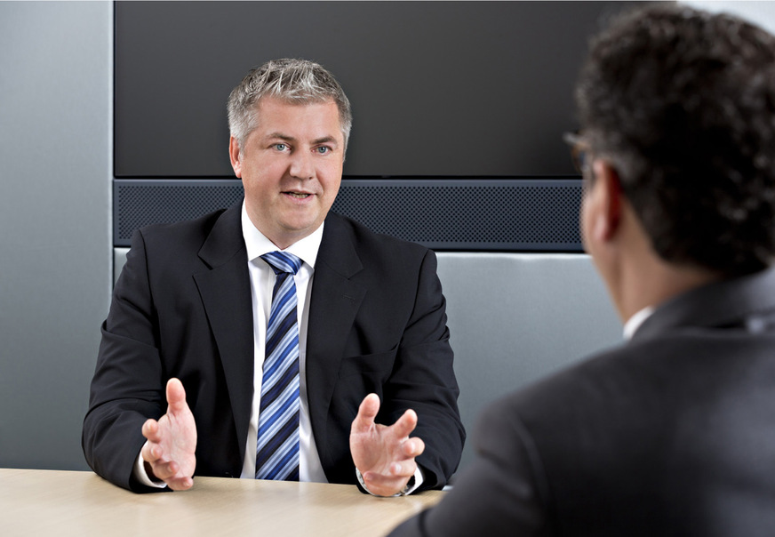 Lechte: „Mitsubishi Electric wird, wo immer das möglich ist, lange Zeit vor Inverkehrbringungsverboten das gleiche Produkt mit zwei alternativen Kältemitteln anbieten, um den Umstellungsprozess für das Handwerk zu vereinfachen.“