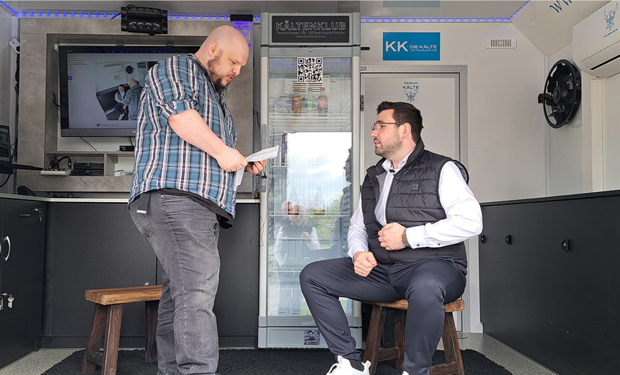 9 Oliver Barner und Yannik Kleinschmid unterhalten sich über ­Energiespeichersysteme.