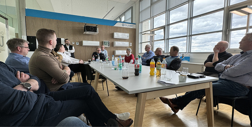 10 Offene Diskussionsrunde bei Clivet mit den Gästen.