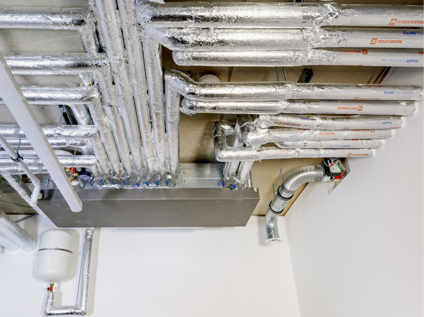 Jeder Außeneinheit ist ein Hybrid BC-Controller in einem Technikraum zugeordnet, an den die Klimageräte angeschlossen sind.