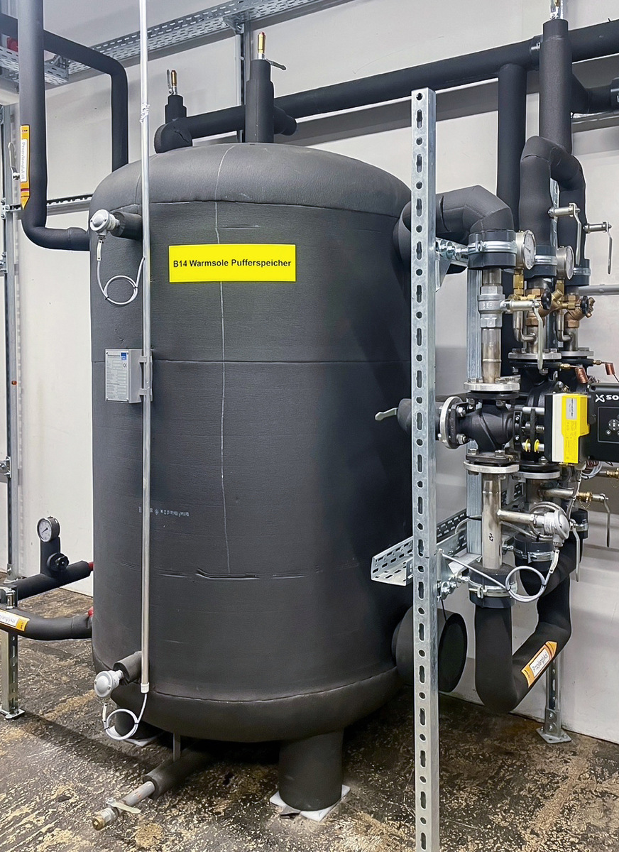 Die Abwärme des Ölkühlers wird zwischengespeichert und steht für die Abtauung bereit.