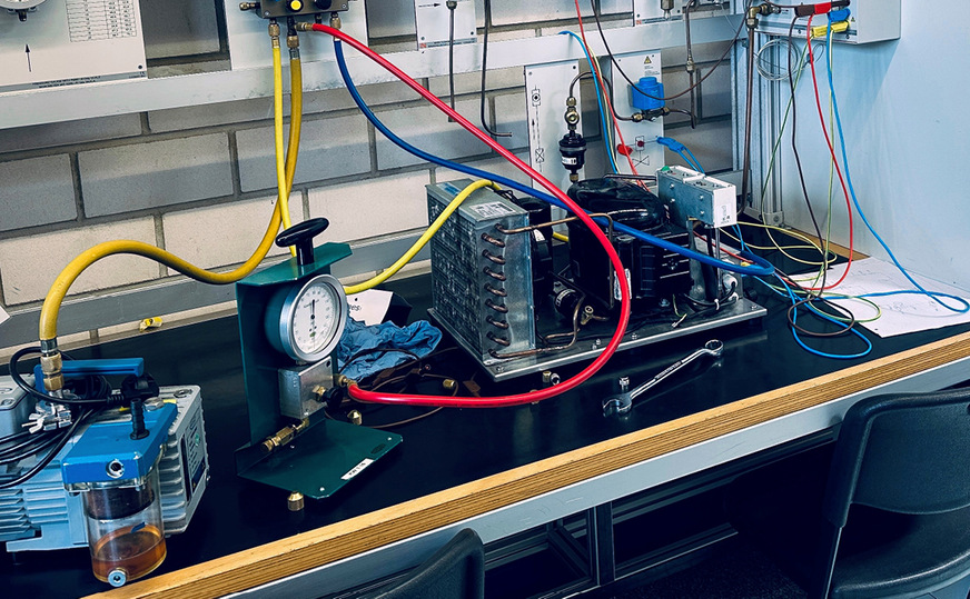 Der sichere Umgang mit brennbaren Kältemitteln wird an der Bundesfachschule in den Laboren und Werkstätten an modernen Anlagen geschult.