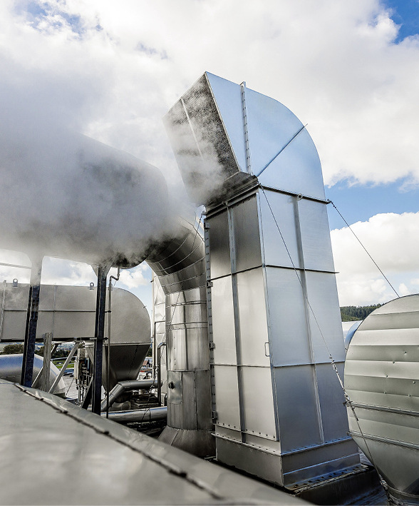 50 db(A) weniger Schall: Die Vakuumabluft-Anlage auf dem Dach der Papierfabrik wurde der umfangreichsten Lärmsanierung unterzogen.