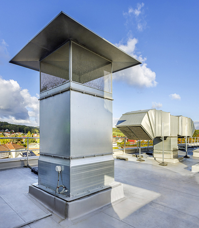 Der Kulissenschalldämpfer in der Zuluftanlage für den Brennerraum ist auf einen Volumenstrom von 30.000 m3/h ausgelegt.