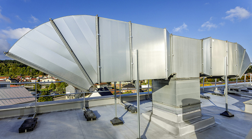 Zwei Kulissenschalldämpfer aus verzinktem Stahlblech erweitern die Zuluftanlage zur MCC-Raumbelüftung. Sie bewältigen einen Volumenstrom von 32.500 m3/h.