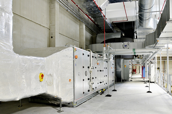 Anschluss-Schalt-Einheit ASE (rechts) mit&nbsp;­integrierter Siemens S7-Steuerung.