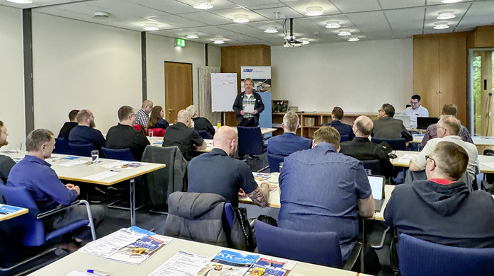 Lehrer auf der Schulbank. Auch mal ein schönes Bild.