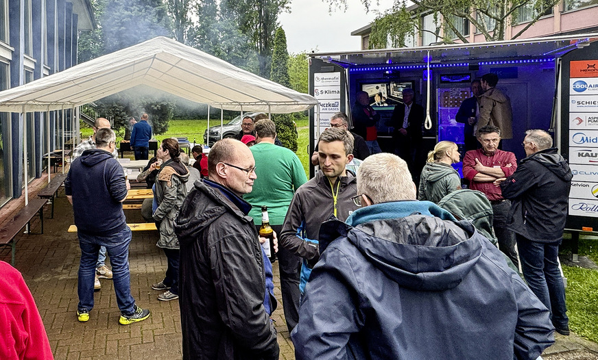 Am ersten Abend wurde am PINK-Anhänger gegrillt.