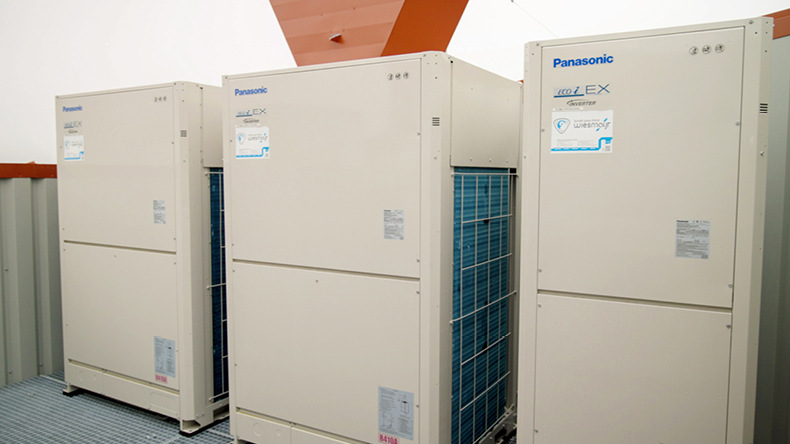 Die Panasonic ECOi-EX VRF-2-Leiter-Außengeräte wurden unauffällig auf dem Dach installiert.