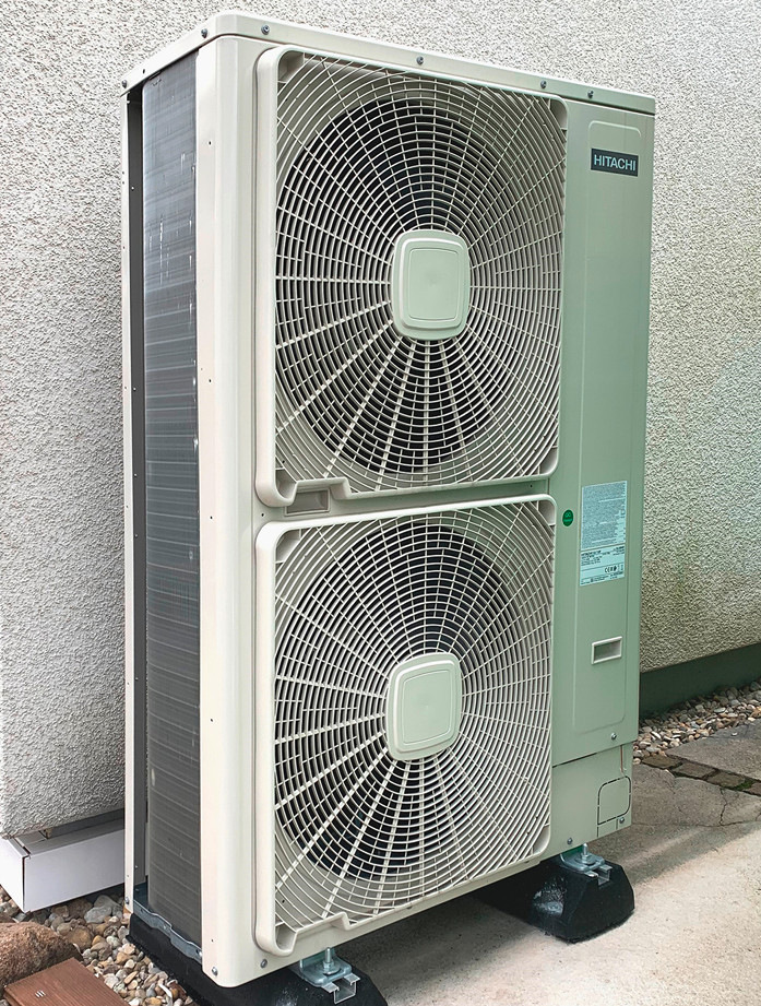 Blick auf die Hochtemperatur-Außeneinheit der Wärmepumpe.