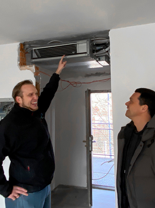 Ruben Walz (links) zeigt dem Hotelier die neuen Luftauslässe.