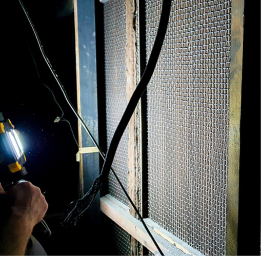 Ein Blick hinter die alten Kulissen: Die Holzvertäfelung ist mit einer blickdichten Stoffrückseite versehen. Dahinter werden in Zukunft die neuen Luftauslässe installiert.