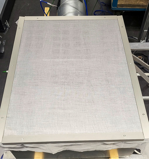 Im hauseigenen Strömungslabor prüfte Kiefer, welchen Einfluss verschiedene Stoffbespannungen auf die Funktionalität der Luftdurchlässe und insbesondere auf Druckverlust, Luftvolumenstrom, sowie die Luftverteilung Raum haben.