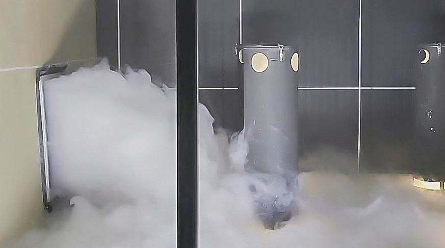 Mittels Nebelfluid konnte die Ausblascharakteristik des Luftauslasses getestet und die Luftverteilung im Raum ohne sowie in Abhängigkeit der verschiedenen Stoffmuster geprüft werden.