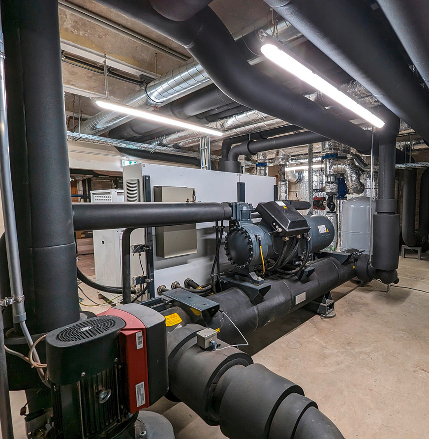 Zwei Großwärmepumpen ISWS von Ochsner erzeugen aus der Wärmequelle Grundwasser eine Heizleistung von bis zu 600 kW. Die Anlage kann parallel heizen und kühlen.