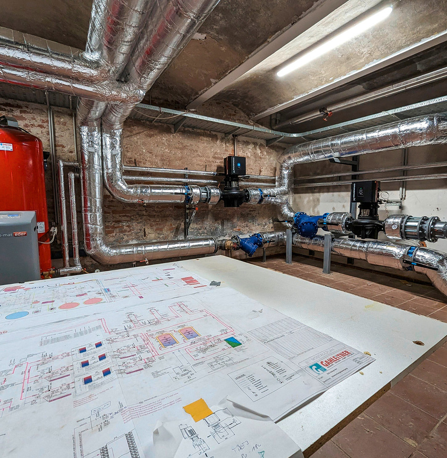 Zur Heiz- und Kühlanlage gehören die Großwärmepumpen von Ochsner, Kühl- und Heizungsspeicher, Gebläsekonvektoren, Wärmeübertrager und eine elektronische Gesamtsteuerung.