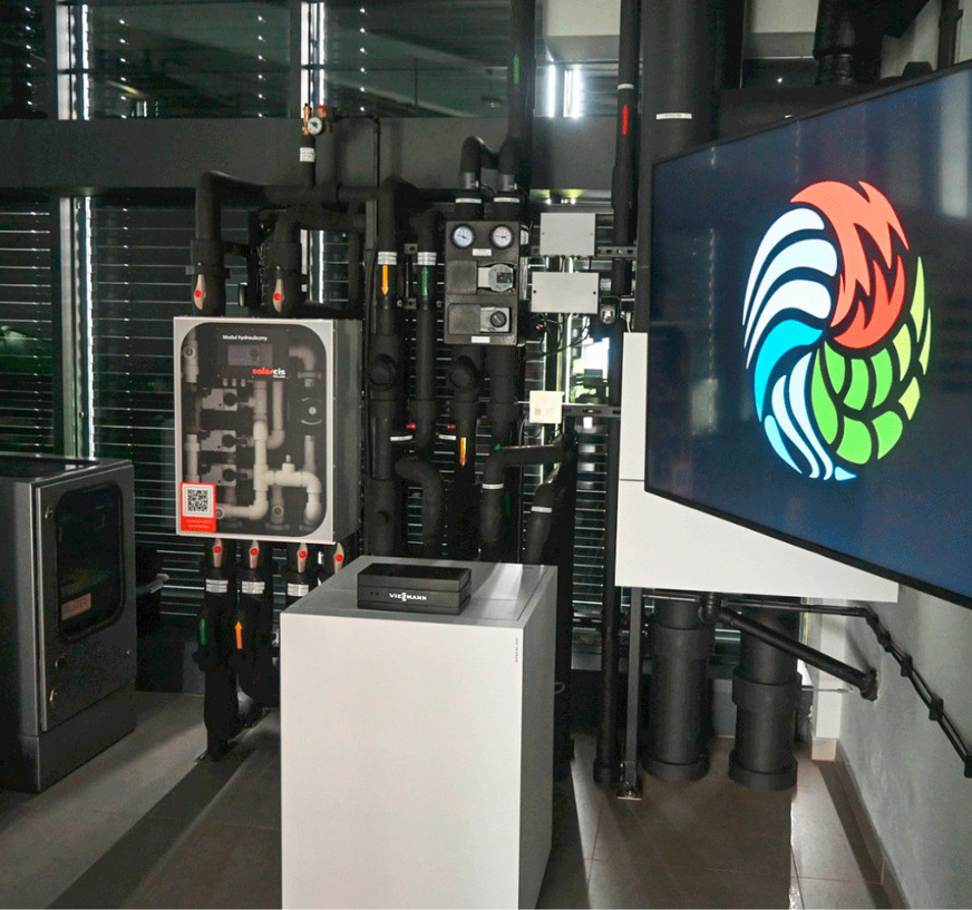 Die Sole-Wärmepumpe Vitocal 200-G ist der zentrale Bestandteil des Projekts. Mit einer Leistung von 17 kW ist sie damit geeignet, bis zu zwei Einfamilienhäuser mit Wärme zu versorgen.