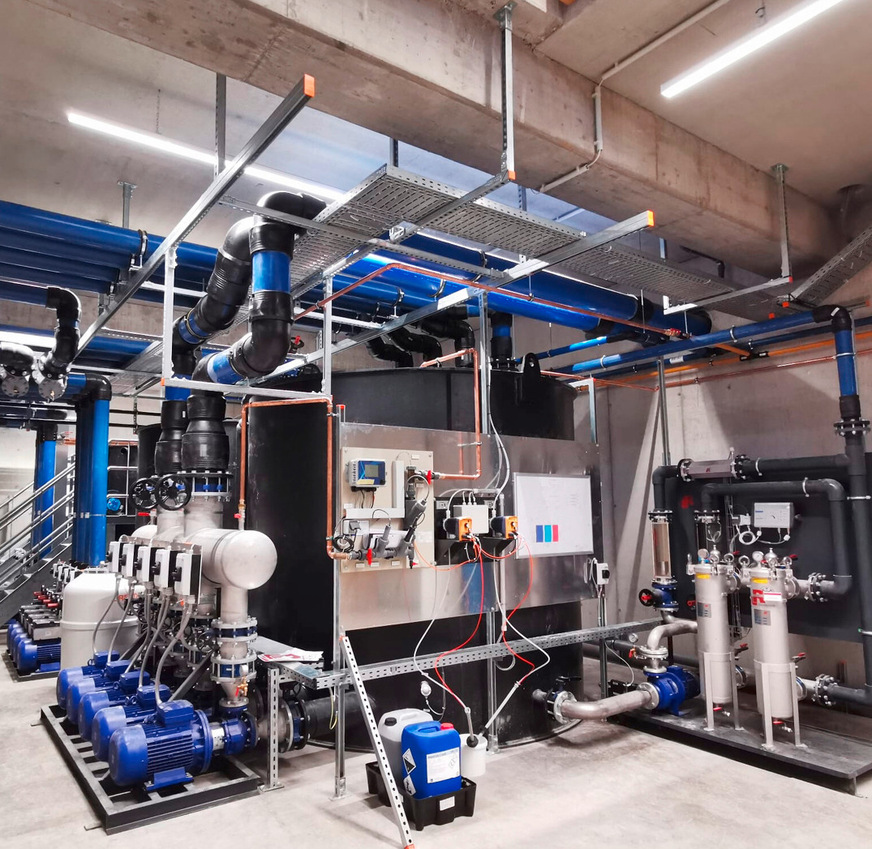 Üblich bei der Kälteversorgung von Extrusionsanlagen: die Pumpen-Tank-Kombination im Keller.