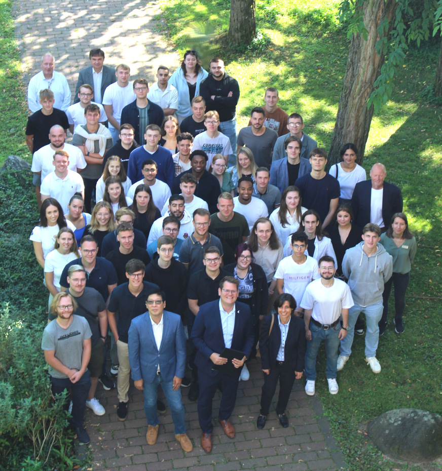 Die neuen Studenten wurden im September 2024 am Campus Bad Vilbel begrüßt – 16 von ihnen haben den Bachelor-Studiengang Ingenieurwesen in der Fachrichtung Kälte- und Klimatechnik belegt.