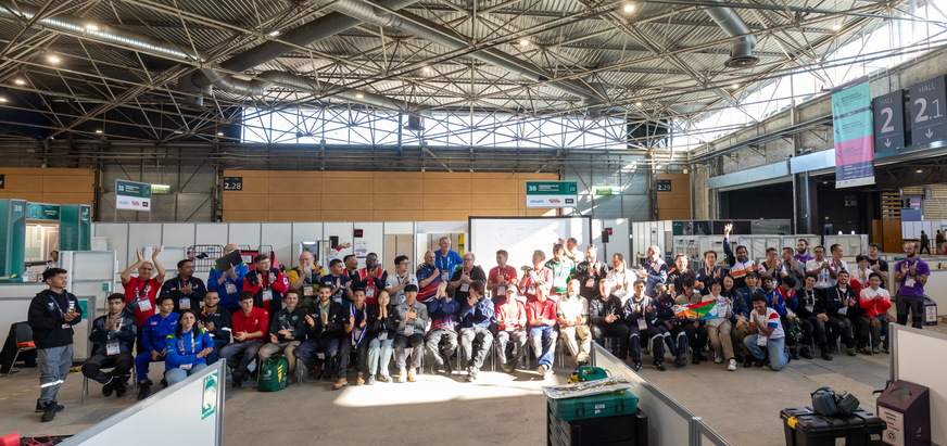 Alle Teilnehmer und Experten mit Workshop-Managern des skills 38 - Kälte- und Klimatechnik nach Abschluss