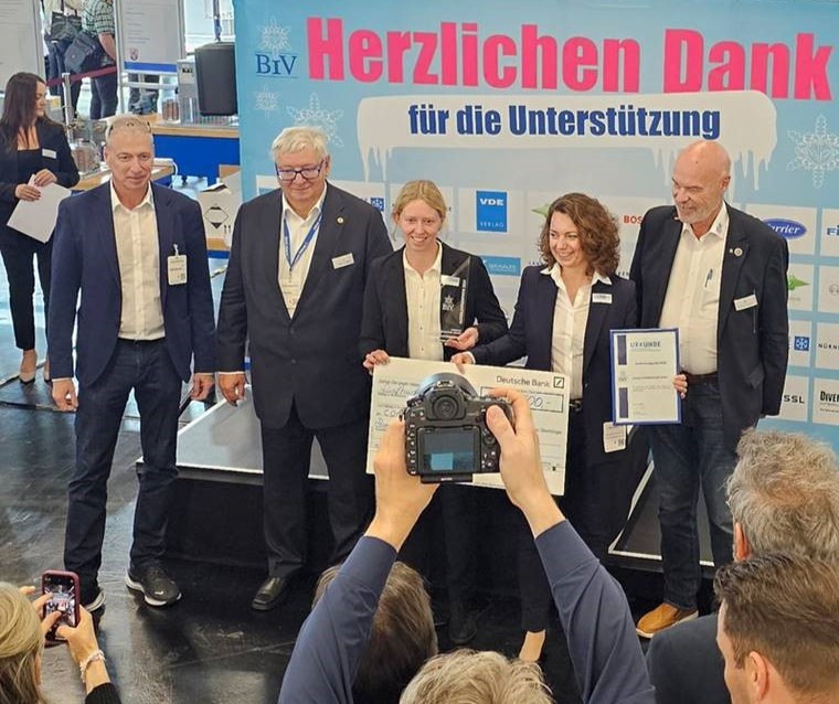 Annett Gregor (2.v.r.) freut sich über den Ausbildungspreis