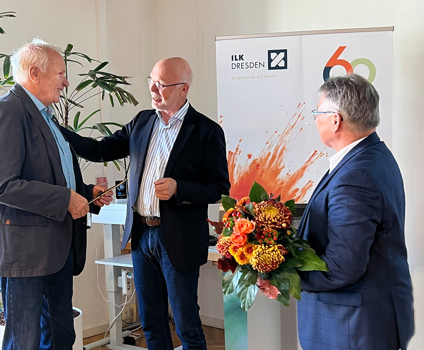 Dank an Prof. Dr. Trogisch (li.) wegen seiner besonderen Leistung für den Arbeitskreis Klimatechnik durch Prof. Dr. Boiting (Mitte, Vorsitzender des AK Klimatechnik) und Prof. Dr. Casties (re., stellv. Vorsitzender).