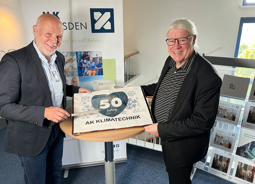 Prof. Dr. Boiting (Vorsitzender des AK Klimatechnik) und Prof. Dr. Casties (stellv. Vorsitzender) beim Anschneiden des ILK-Geschenks für den AK Klimatechnik.