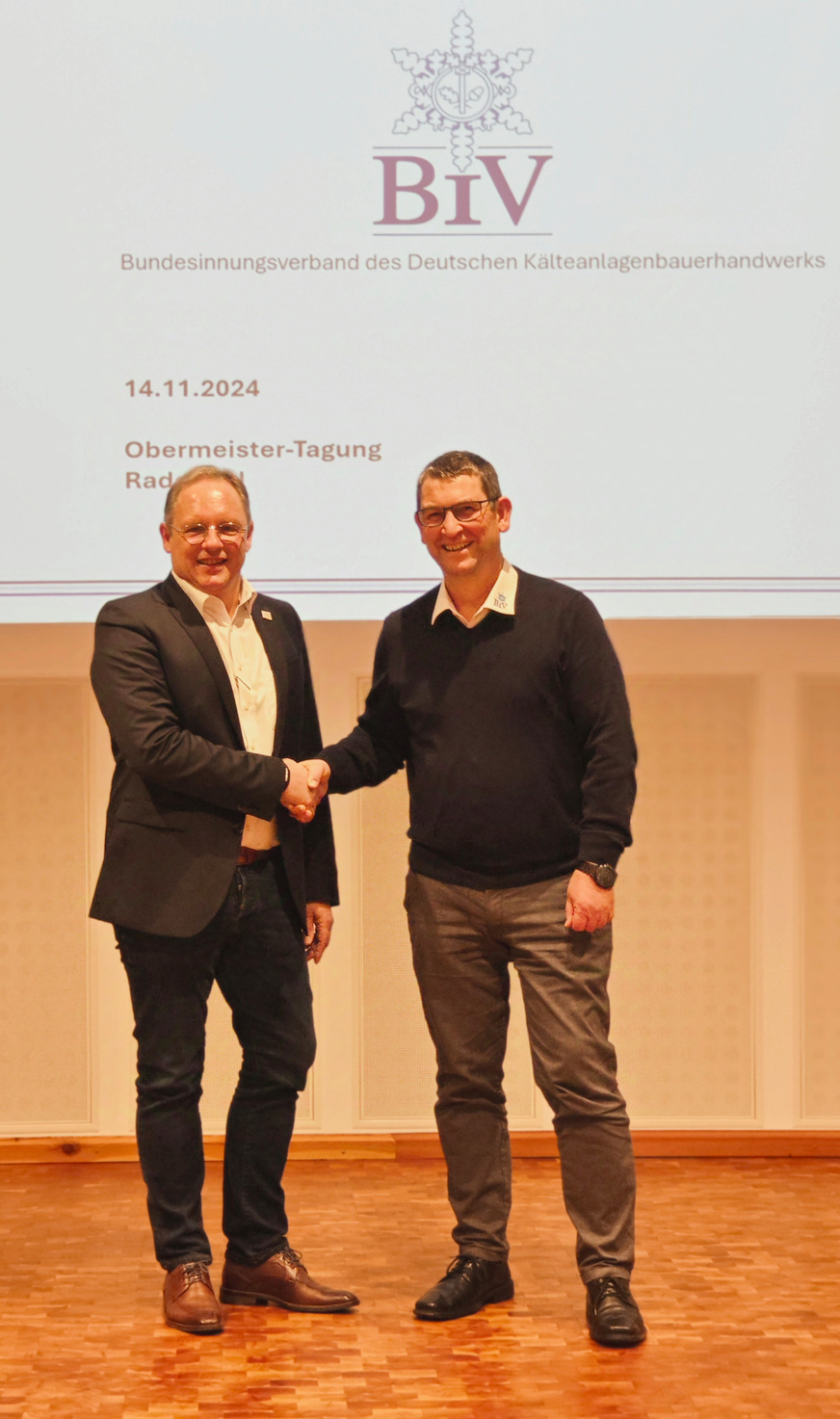 Der Bundesinnungsmeister Björn Sielaff (links im Bild) gratuliert dem neuen BIV-Geschäftsführer Torsten March