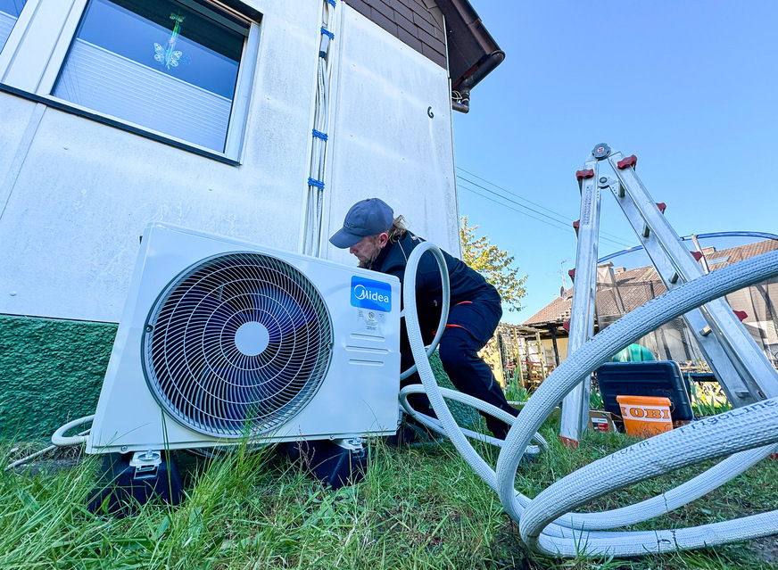 Wolle von der Firma Caretaker beim Anschließen des Außengerätes.