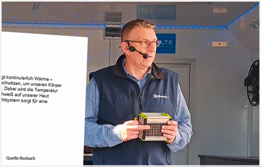 Frank Meyer zur Heide von der Firma DeTech erläutert in diesem Video die Funktionsweise adiabatischer Kühlung. Er erklärt das Prinzip der Verdunstung von Wasser und der damit verbundenen Kühlung.