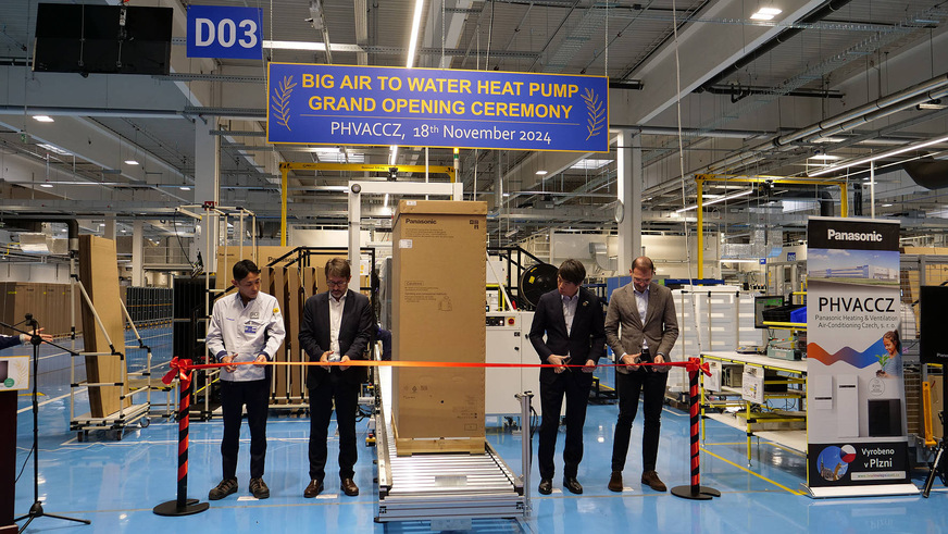 (v.l.n.r.) Tetsumasa Mizuta, Panasonic HVAC Tschechien, Enrique Vilamitjana, Managing Director Sales, PHVACEU, Hiroshi Komatsubara, CEO des HVAC-Geschäfts von Panasonic in Europa, und Andrea Cetrone, Managing Director PHVACFR/IT and TECNAIR Management, durchschnitten gemeinsam das Band, um die neue Panasonic Produktionslinie für die Big Aquarea Luft/Wasser-Wärmepumpen einzuweihen.