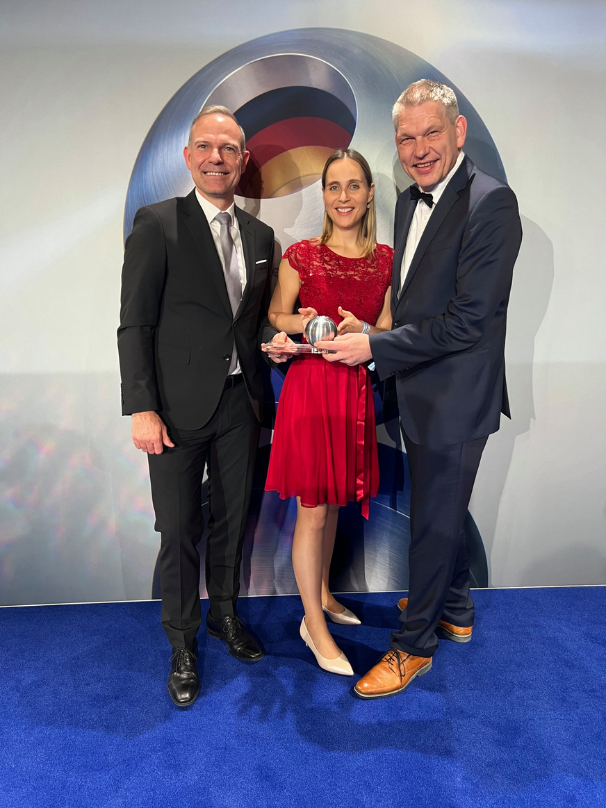 Nahmen den Deutschen Nachhaltigkeitspreis für ebm-papst in Düsseldorf entgegen, v.l.n.r. Harald Klaiber, Gruppengeschäftsführer Finanzen; Annemarie Hillenbrand, Nachhaltigkeitsmanagerin; Klaus Wittmann, Abteilungsleiter Nachhaltigkeit