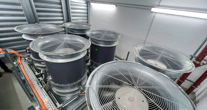Bei Rauchdetektion leiten drei redundant ausgeführte Zuluftventilatoren aus einer separaten DBA-Technikzentrale heraus über Zuluftkanäle frische Luft in die Sicherheitstreppenräume und den Feuerwehraufzug.