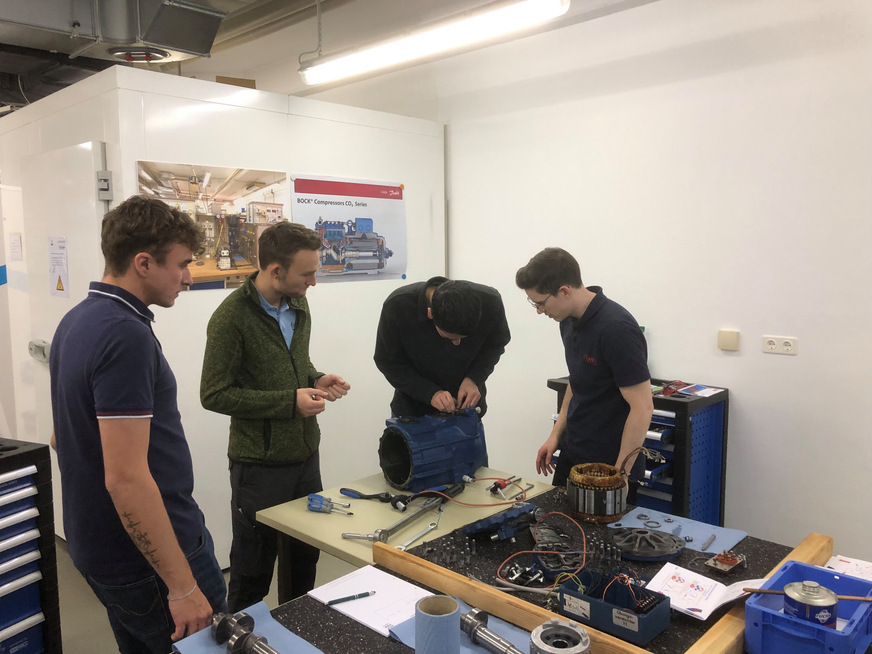 Lehrer für Kältetechnik Marvin Hamori (2. v. l.) mit Studenten in der Verdichterwerkstatt des BSZ