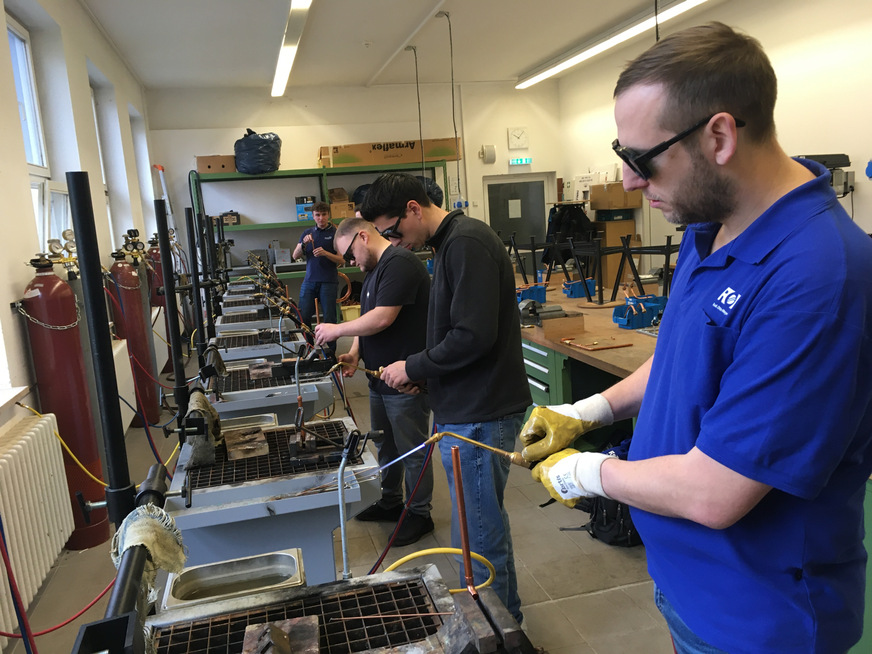 Lötübungen der Studenten in der SKF-Werkstatt