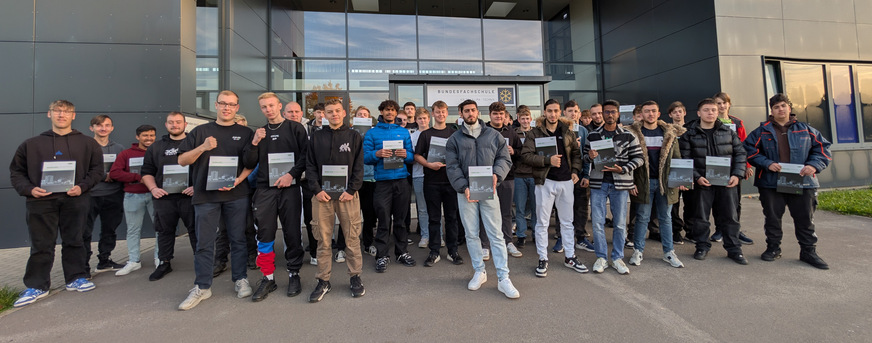 42 thüringische Azubis mit den Bitzer-Büchern vor der Bundesfachschule Kälte-Klima-Technik in Harztor