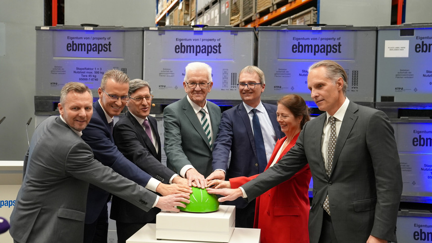 Philipp Handschuh (Director HighSpeed), Tomas Smetana(CTO), Klaus Geißdörfer (CEO), Winfried Kretschmann(Ministerpräsident BW), Ralf Sturm (Gesellschafter ebm-papst),Chloe McCracken (Gesellschafterin ebm-papst) und Jan Philippiak(Gesellschafter ebm-papst) eröffnen das HighSpeed-Technikum vonebm-papst.