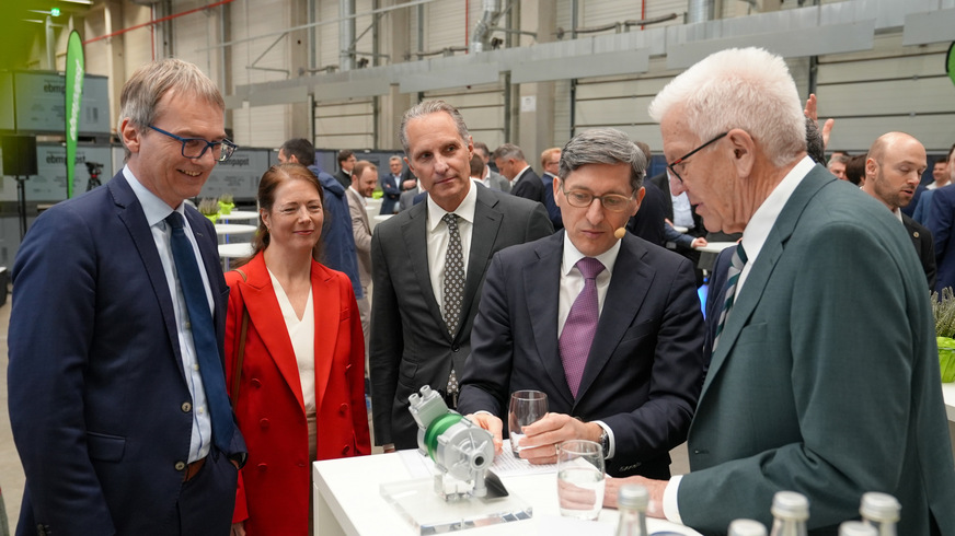 Ralf Sturm, Chloe McCracken, Jan Philippiak, KlausGeißdörfer und Winfried Kretschmann begutachten den neuenölfreien Turboverdichter von ebm-papst