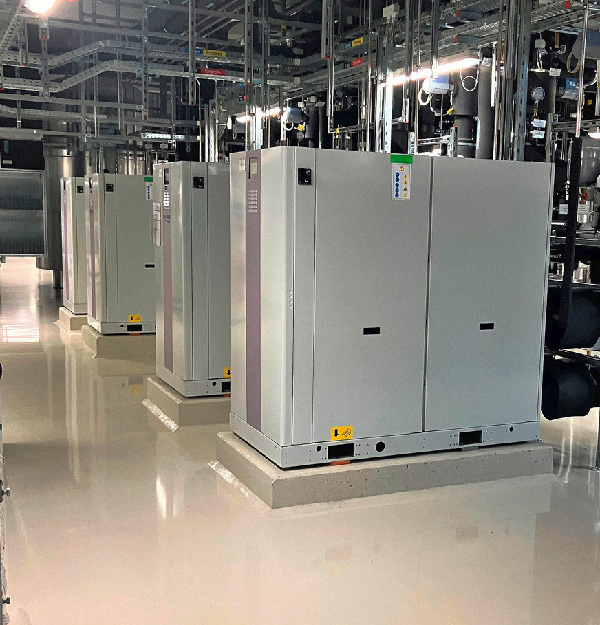 Vier identischen Kälteanlagen vom Typ 30WG110 mit einer Kälteleitung von je 64 kW wurden verbaut