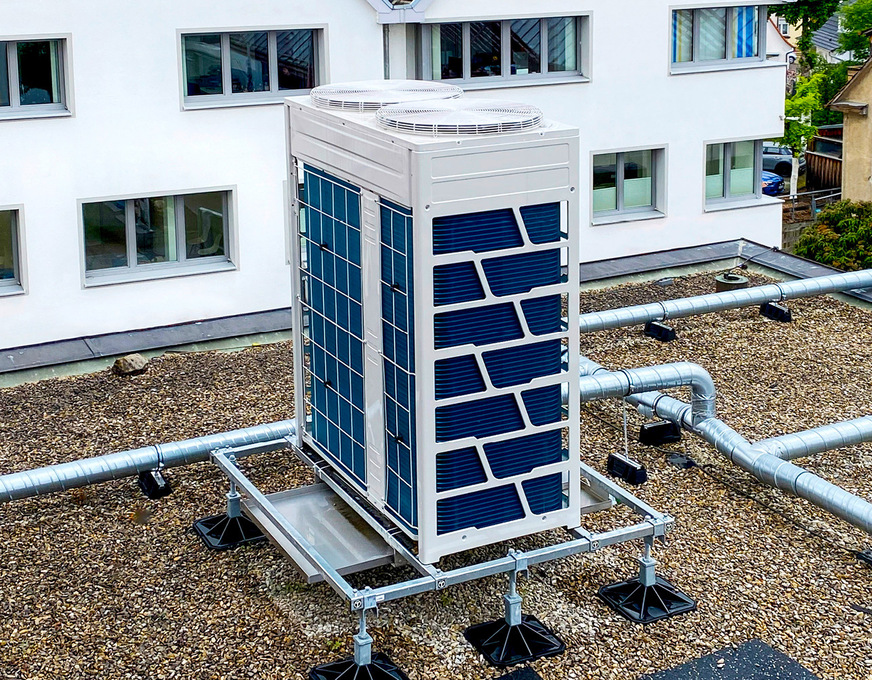 VRF-Außengerät auf einem Flex-O-Frame-Montagegestell.